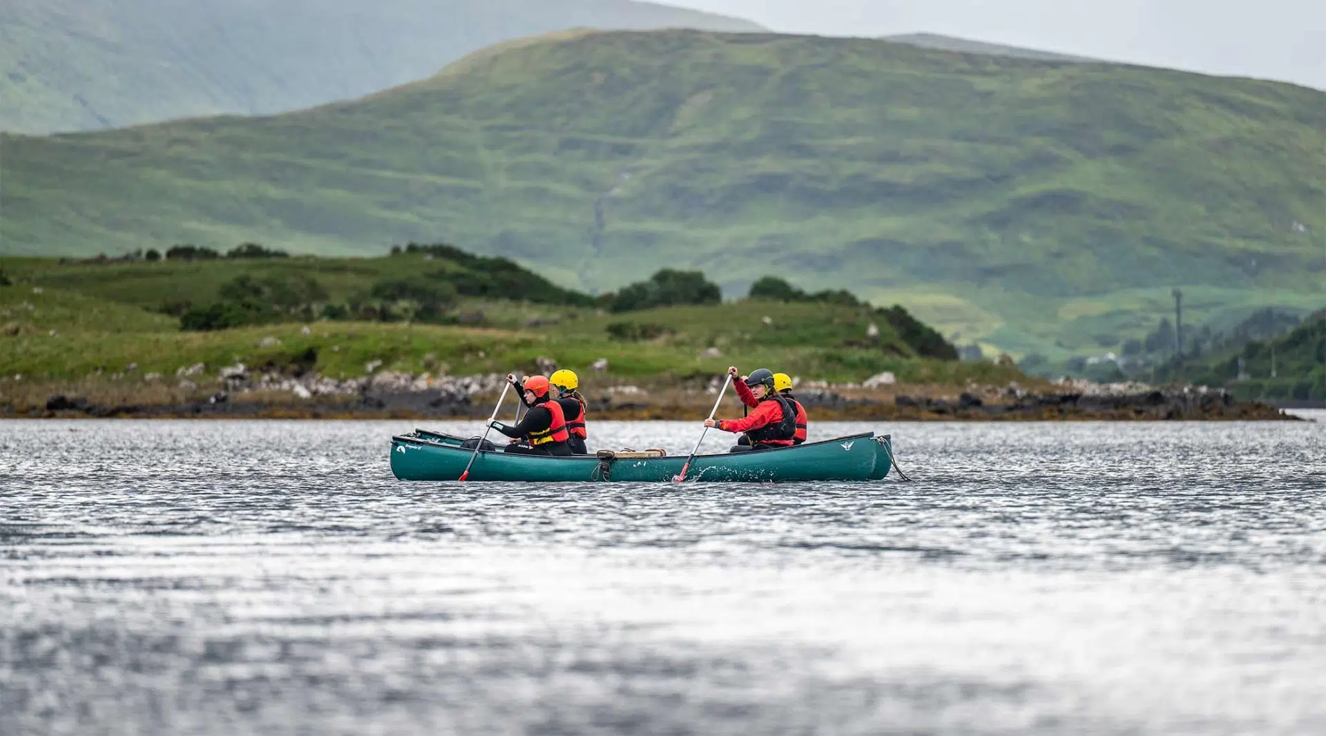 fun-water-family-activity-canoeing