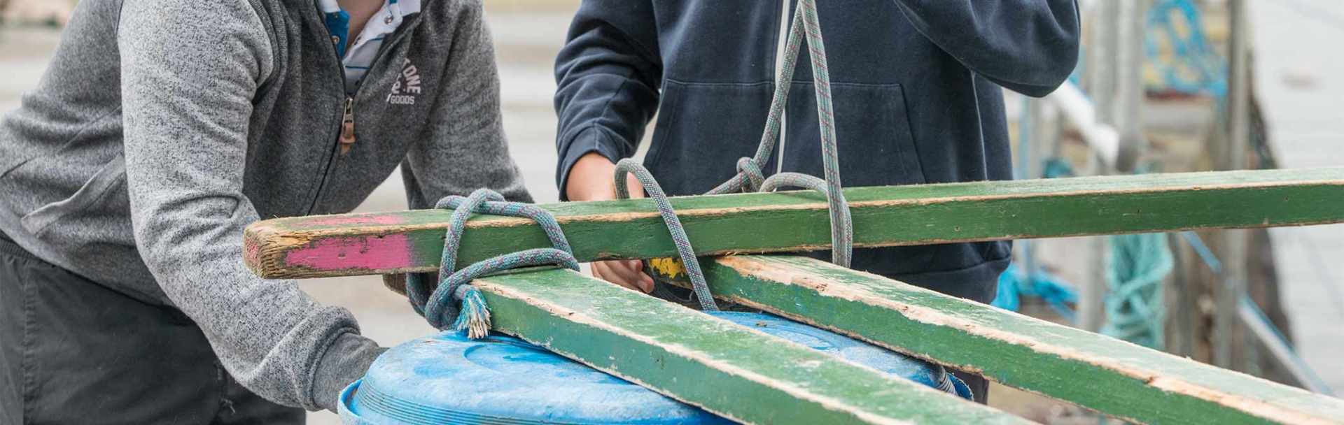 teenagers-raft-building-activity-delphi